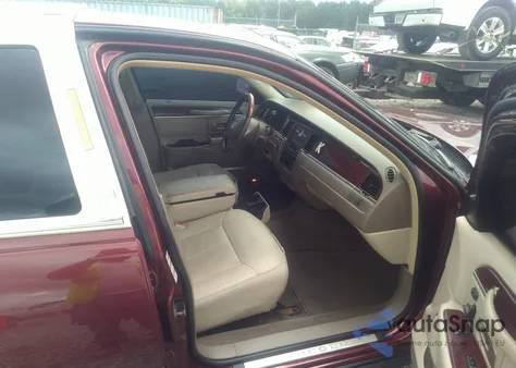 2003 Lincoln Town Car Cartier z USA, uszkodzony, nr VIN 1LNHM83W33Y631168